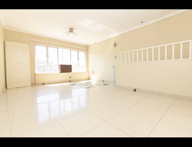 190M² BUILDING FOR SALE IN ARENA PARK